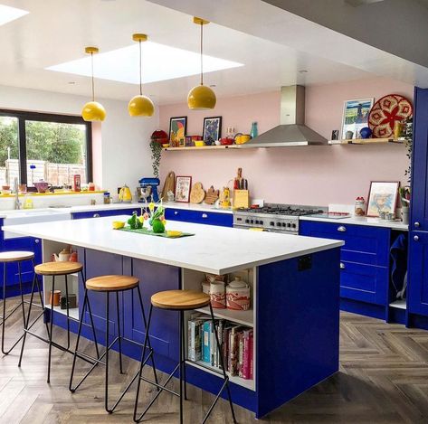 Colourful Home Vibe on Instagram: “Happy Sunday gang! 🌈 Sophia @thiscolourfulnest here this evening, sharing this bold, statement kitchen by @carries_colourful_casa 💙! Hope…” Royal Blue Kitchen, Cobalt Blue Kitchens, Dark Blue Kitchens, Grey Blue Kitchen, Light Blue Kitchens, Colourful Kitchen, Kitchen Goals, Colourful Home, Kitchen Finishes