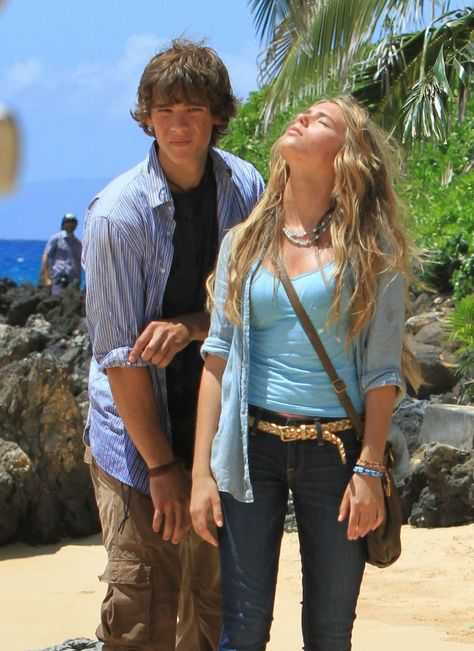 Aquamarine Outfit Movie, Indiana Evans Blue Lagoon, Blue Lagoon The Awakening, Blue Lagoon Movie, Beach Movies, Movie Fits, Tv Characters Outfits, Deserted Beach, Brenton Thwaites