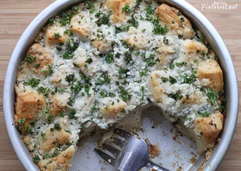 Blue Cheese Butter Biscuits Spinach Biscuits, Chili Cheese Dip Recipes, Cheese Appetizers Easy, Appetizer Bread, Butter Biscuits Recipe, Cheesy Biscuits, Appetizer Easy, Butter Biscuit, Goat Cheese Appetizer