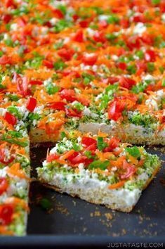 Veggie Bars Recipe, Veggie Bars, Pizza Vegetariana, Crescent Roll Recipes, Crescent Roll, Finger Food Appetizers, Super Bowl Food, Bars Recipe, Idee Pasto Sano