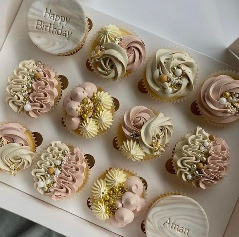 Beige Cupcakes, Deluxe Cupcakes, Cupcake Icing Designs, Icing Designs, Amazing Cupcakes, Gold Cupcakes, Icing Design, Cupcake Decoration, Buttercream Cupcakes