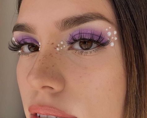 Outrageous Makeup Looks, Purple Makeup Looks For Prom, Euphoria Party Looks, Ariel Makeup Look, Euforia Makeup, Euphoria Eye Makeup, Make Euphoria, Outfits Euphoria, Euphoria Party