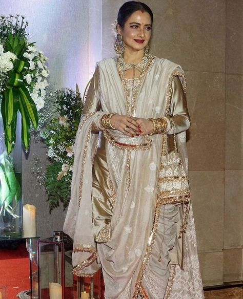 Rekha Ji, Rekha Actress, Party Clothes, Queen Of Hearts, Wedding Outfit, Party Outfit, Diva, Spa, Saree