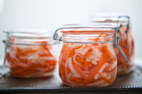 Vietnamese Pickles, Fridge Pickles, Daikon Recipe, Pickled Carrots Recipe, Pickled Carrot, Pickled Daikon, Quick Pickle, Carrot Recipe, Bahn Mi