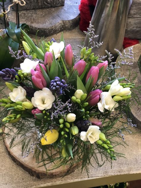 a vase arrangement with tulips, hyacinth, freesia, limonium and greeneries Tulip Arrangement Ideas, Spring Flower Arrangements, Vase Arrangements, Spring Easter Decor, Garden Club, Window Displays, Artificial Flower Arrangements, Real Plants, Spring Easter