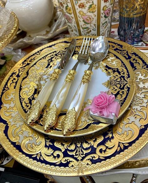 Luxury Houses Kitchen, Kitchen Decor Collections, Crockery Design, Crockery Set, Fine China Dinnerware, Fine Dinnerware, Gold Dinnerware, Dining Ware, Plates And Bowls Set