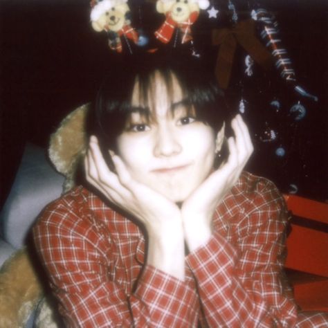 Jungwon | #enhypen twt Christmas update 231225 Enhypen Winter Aesthetic, Jungwon Christmas Pfp, Christmas Enhypen Wallpaper, Jungwon Christmas Icon, K-pop Christmas, Enhypen Christmas Icon, Jungwon Halloween, Kpop Christmas Aesthetic, Enha Christmas