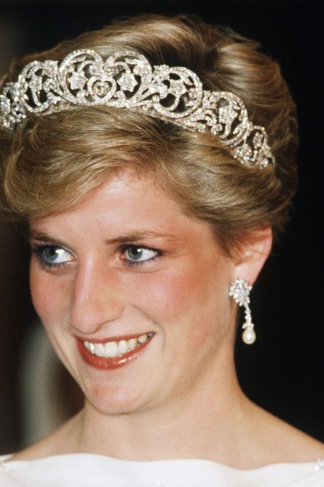 She wore the Spencer Tiara into her marriage, and kept it after her divorce. But another of Diana's tiaras is still worn by a royal today. Princess Diana Tiara, Diana Tiara, Princess Diana Jewelry, Emerald Choker, Princesa Real, Princess Diana Fashion, Princess Diana Family, Princess Diana Photos, Princess Diana Pictures