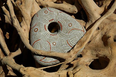 painted stone with hole by Jos van Wunnik, via Flickr Stone With Hole, Rocks With Holes, Wrapping Rocks, Pathway Design, Jewelry Clay, Hag Stones, Rock And Pebbles, Nature Walk, Painted Stone