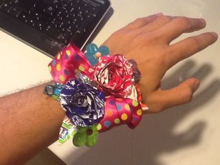 How to Make a Quick Candy Wrapper Corsage: 5 Steps Candy Corsage, Candy Wrapper Crafts, Corsage Diy, Sour Skittles, Recycle Fashion, Diy Corsage, Zombie Prom, Corsage Ideas, Diy Straw