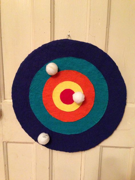 My Velcro felt dartboard. I am so disappointed! I made this felt dart board and the Velcro balls don't stick unless you actually walk up to it and stick them on! I even put extra velcro on the balls because I thought that would solve the problem. It didn't. I was so excited to make this too! I figured out that the board is too firm. It needs to be more cushioned so the balls don't bounce off. But, rather than make a new board, I think it will be easier to try making lighter, softer darts out... Dart Games Ideas, Diy Dart Board, Cardboard Props, Ideas Aniversario, So Disappointed, Festival Games, Games To Play With Kids, Darts Game, School Carnival