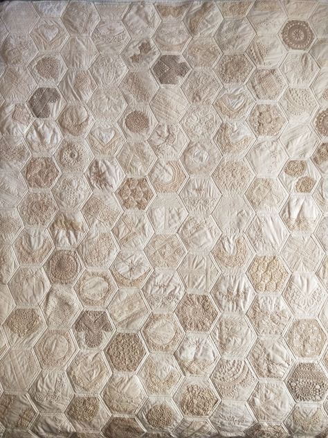 Old Doily Projects, Lace Quilts Ideas, Qayg Hexagons, Doileys Repurposed, Lace Quilt, Chevron Quilt Pattern, Hexie Quilts Patterns, Shabby Chic Quilts, Hexagon Patchwork