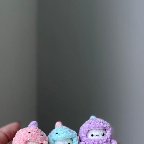 Amigurumi Crochet on Instagram: "Precious little marshmallows in their dino costumes 🥹 Pattern by: The Small Maker #crochet #crochetaddict #crochetlove #crochetersofinstagram #crochetsg #crochetinspiration #amigurumi #amigurumilove #amigurumitoys #amigurumiaddict #art #crochetamigurumi #amigurumisg #diy #craft #supportsmallbusiness #sgsupportlocal #marshmallow #marshmallows #dinosaur #dino #costume" Marshmallow Crochet Pattern, Mini Dino Crochet Pattern Free, Small Crochet Dinosaur, Crochet Marshmallow Pattern, Mini Dinosaur Amigurumi, Tiny Dinosaur Crochet Pattern Free, Crochet Mini Dino, Marshmallow Crochet, Dino Crochet