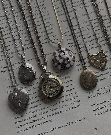 Vintage & preloved necklaces — Timeless classic modern & vintage jewelry collections — www.vaiges.com | Free Worldwide Shipping [ flower cameo porcelain gold heart pearl dainty gold & silver vintage necklaces pocket watch locket jewelry ] Dainty Vintage Necklace, Silver Locket Necklace Vintage, Vintage Locket Necklace Silver, Vintage Jewelry Silver, Silver Vintage Jewelry, Vintage Necklace Aesthetic, Vintage Jewelry Aesthetic, Locket Aesthetic, Girlie Aesthetic