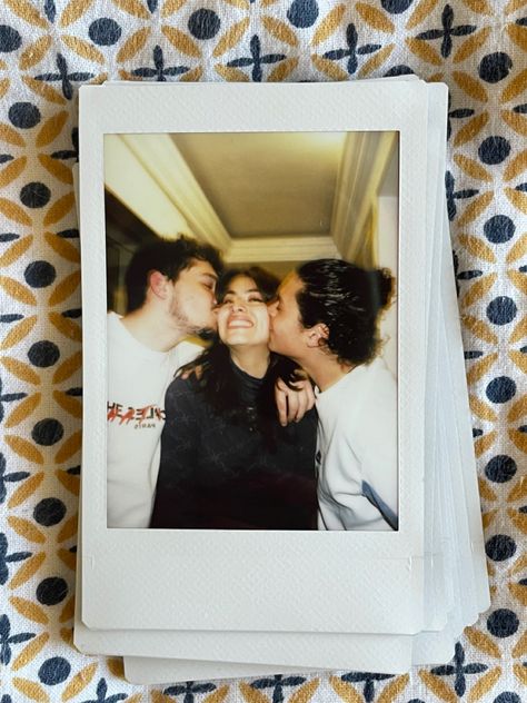 #aesthetic #aesthetictumblr #polaroid #picture #photography #party #friendshipgoals Trio Polaroid Pictures, Trio Pics, Polaroid Ideas, Polaroid Picture, Girl Friendship, Romanticizing Life, Friend Poses Photography, Polaroid Pictures, Poses Photography