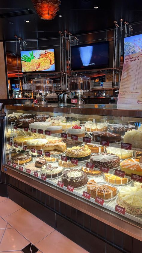 cheesecake factory Cheesecake Factory Aesthetic, Cheesecake Factory Food, Cheesecake Factory Birthday, Cheesecake Factory Cakes, Cheesecake Birthday Cake, Cheesecake Factory Cheesecake, Cheescake Factory, Setting Aesthetic, Cheesecake Factory Recipes