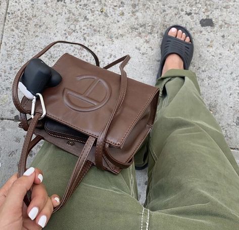 Brown Telfar Bag Outfit, Brown Telfar Bag, Telfar Brown, Wishlist 2022, Telfar Bag, Nyc Life, Luxury Purses, Pretty Bags, Cute Purses