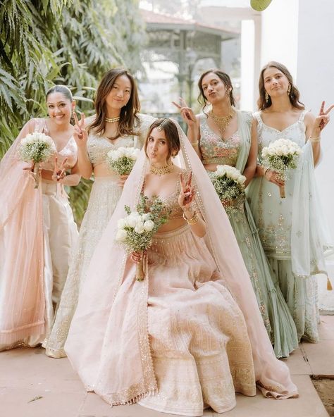 Bridesmaid Indian, Arpita Mehta, Wedding Group Photos, Bridesmaid Poses, Bridesmaid Photoshoot, Indian Bridesmaids, Bride Photos Poses, Family Wedding Photos, Bride And Bridesmaids