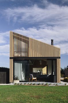 River Retreat House / Edwards White Architects | Netfloor USA Post Frame Construction, New Zealand Architecture, Small Cabins, Architecture Residential, River Retreat, Arch House, Retreat House, Residential Architect, Barn Homes