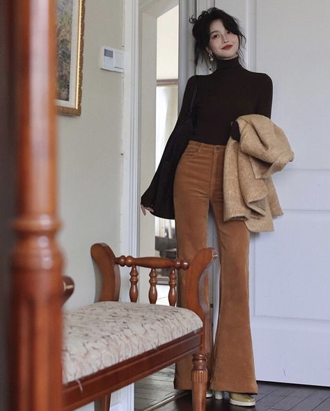 Elegant 70s Fashion, Kelifaneoi Outfit, Soft Feminine Outfits Classy Casual, Messy French Girl Outfits, Outfit Pantalon Vino, Vintage Classy Outfits, Cute Christmas Outfits, 70s Outfits, Winter Magic