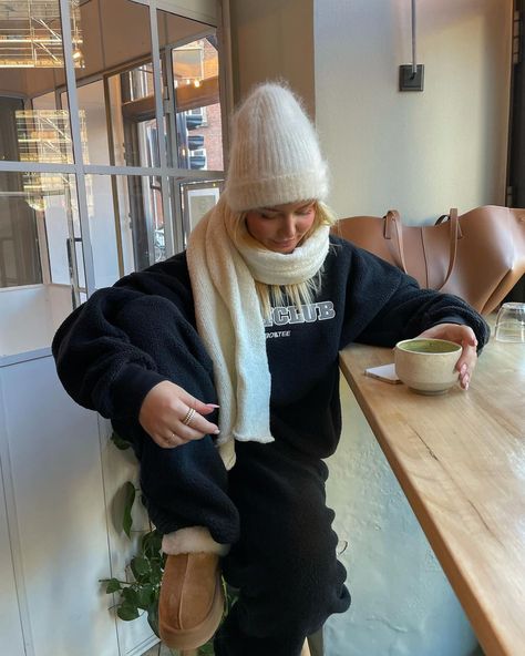 How To Style Uggs, Barbara Kristoffersen, Apres Ski Outfits, Ski Outfits, Winter Outfits Aesthetic, Aesthetic Photoshoot, Skiing Outfit, Winter Outfit Inspiration, Outfits 2023