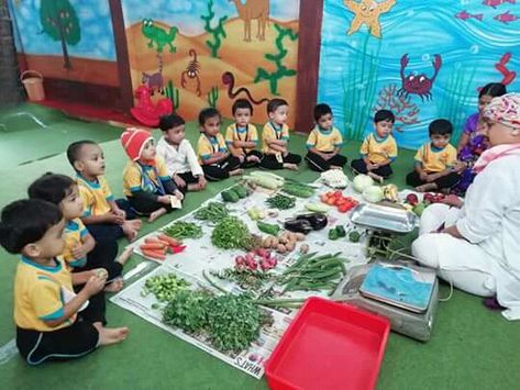 Vegetable Day Ideas For Kids, Market Activities Preschool, Stimulation Activities, Market Day Ideas, Vegetable Market, Summer Camp Activities, Red Day, Preschool Art Activities, Board Decoration