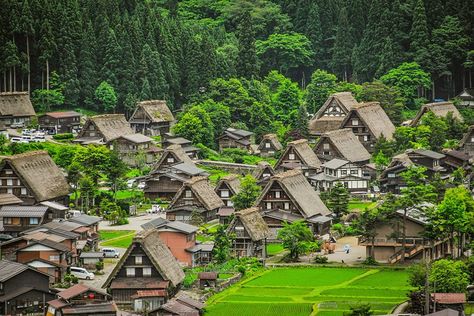 Japan in Pictures: 15 Beautiful Places to Photograph | PlanetWare Village Japan, Gokayama, Vila Medieval, Beautiful Places In Japan, Shirakawa Go, Ancient Village, Japanese Lifestyle, Victor Vasarely, Small Village