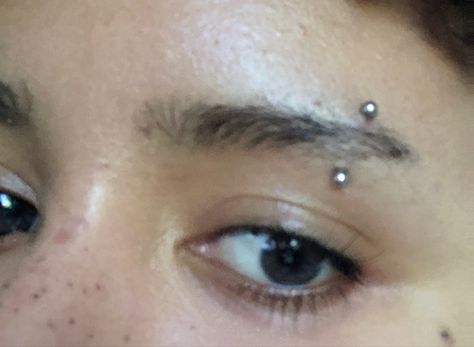 Silver Eyebrow Piercing, Brow Piercing Aesthetic, Eyebrow Piercings Aesthetic, Tiny Eyebrow Piercing, Star Eyebrow Piercing, Girl Eyebrow Piercing, Eyebrow Piercing Scar, Eyebrow Percinings, Piercing Aesthetic Face