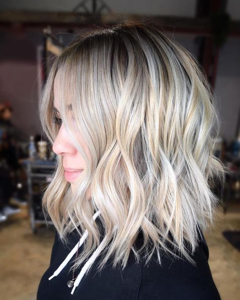 50 Gorgeous Wavy Bob Hairstyles with an Extra Touch of Femininity Grey Dyed Hair, Wavy Bob Long, Hairstyles For Fat Faces, Wavy Bob Haircuts, Short Wavy Bob, Bella Hair, Blonde Waves, Wavy Bob Hairstyles, Choppy Bob Hairstyles