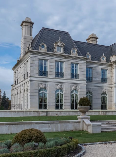 Aesthetic Mansion Exterior, Houses Exterior Old Money, Old Money Manor Exterior, Chateau Exterior French, Luxury French Chateau Exterior, Old Money Mansion, French Architecture Homes, Baroque Mansion Exterior, European Mansion