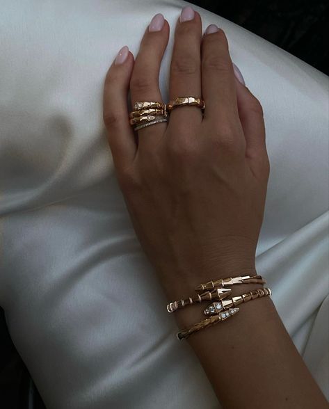 2024 Gold Jewelry Trends, Bulgari Bracelet, Bvlgari Bracelet, Bulgari Jewelry, Bvlgari Jewelry, Luxe Jewelry, Gold Bracelets, Classy Jewelry, Jewelry Lookbook