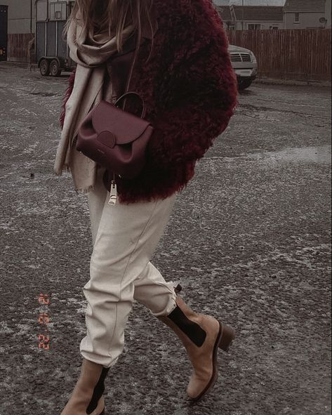 Burgundy Bag Outfit Street Style, Burgundy And Cream Outfit, Burgundy Bag Outfit, Cream Outfit, Burgundy Bag, Burgundy Outfit, Cream Aesthetic, Bag Outfit, Handbag Outfit