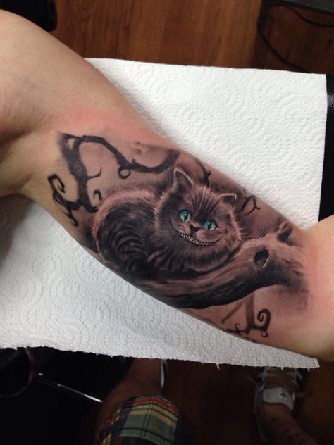 Amazeballs! Alice in wonderland tattoo Serotonin Tattoo, Cheshire Cat Tattoo, Alice In Wonderland Tattoo, Alice And Wonderland Tattoos, Black Cat Tattoos, Wonderland Tattoo, 1 Tattoo, Time Tattoos, Disney Tattoos