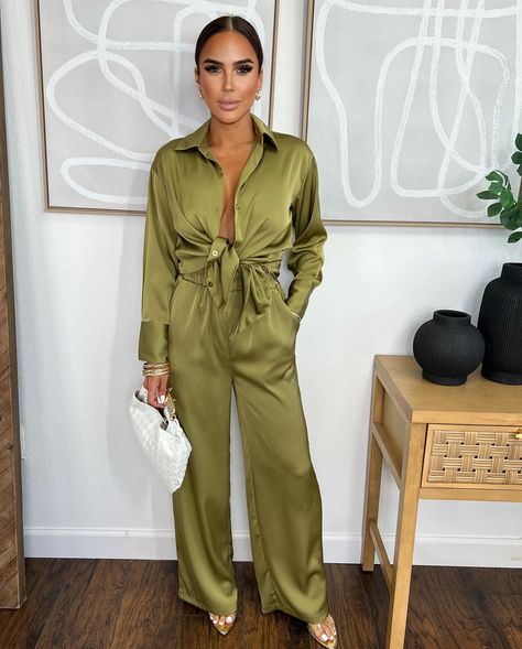 Elevate your style with these chic olive green outfits! 🌿✨ Whether you’re going for a laid-back look or dressing up for a sophisticated event, these ensembles offer the perfect blend of comfort and elegance. From relaxed fits to stylish pairings, these outfits are versatile enough for any occasion. Embrace the natural hues and effortless sophistication. 🌟👗 #ChicStyle #EffortlessElegance #OOTD” Styling Tips: 1. Accessories: Opt for gold jewelry to add a touch of warmth and complement the ol... Olive Green Outfits, Olive Green Outfit, Stylish Business Casual, Olive Pants, Corporate Chic, Confident Style, Green Outfit, Professional Fashion, Business Attire