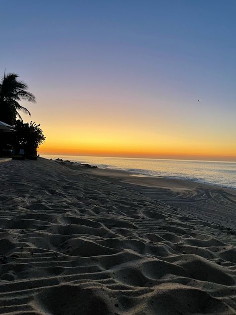 The sun setting on the beach in Cabo San Lucas, Mexico. Sun Sets Aesthetic, Beach Pfp, The Beach Aesthetic, Sunset On Beach, Cabo Beach, Beautiful Sunset Pictures, Photo Ciel, Summer Instagram Pictures, Beach Evening