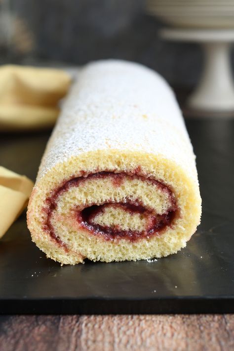 Jelly Roll Cake is a classic treat that is truly easy to make. Light and airy vanilla cake is the perfect wrapping for sweet, tangy raspberry preserves. This is a great make-ahead recipe. Jelly Roll Recipe Homemade, Jelly Roll Cake Recipe, Jelly Rolls Recipe, Roll Cake Recipe, Jelly Roll Cake, Strawberry Roll Cake, Baking Lessons, Vanilla Cream Filling, Vegan Jelly