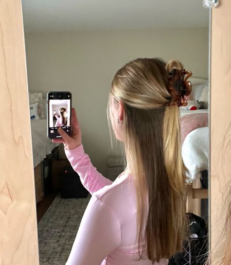 Gold Clip Hairstyles, Half Up Half Down Hair Pictures, Half Up Half Down Hair Simple Casual, Half Hair Clip Hairstyles, Half Up Half Down Hair Outfit, Half Up Half Down With Front Pieces, Clip Half Up Half Down, Half Up Half Down Hair Aesthetic, Hair Styles Clips