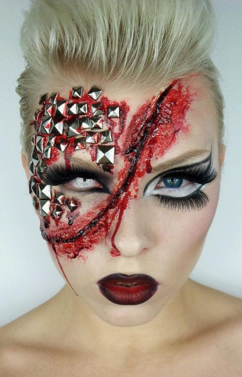 Chica con maquillaje para halloween con una herida en la mitad del rostro y estoperoles Extreme Make-up, Halloween Costumes Women Creative, The Mask Costume, Horror Make-up, Cool Halloween Makeup, Special Fx Makeup, Halloween Makeup Scary, Horror Makeup, Scary Halloween Costumes