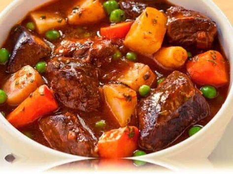 The post Como hacer Carne Guisada Venezolana appeared first on Recetas360.com. Goat Meat Stew Recipes, Cooking Goat Meat, Crockpot Goat Recipe, Goat Cubes Recipe, How To Cook Goat Meat Recipes, Goat Meat Stew, Goat Recipes Meat, Country Beef Stew, African Beef Stew