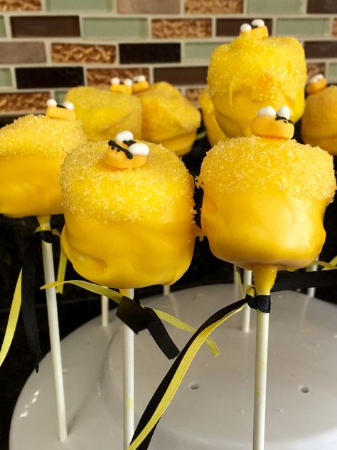 Strawberry & vanilla flavored bumble bee marshmallow pops... Bumble Bee Oreos, Bumblebee Desserts, Honey Bee Cake Pops, Bumblebee Cake Pops, Bumble Bee Candy Apples, Iphone Theme Ideas, Roblox Avatar Ideas, Surprise Baby Shower, Iphone Theme