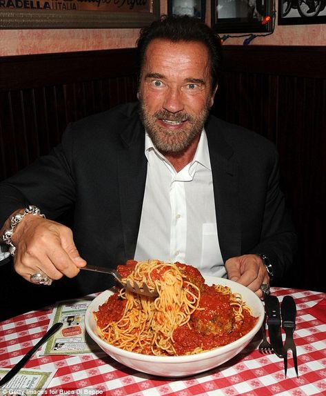 Eating Spaghetti, Pasta Plates, Spaghetti And Meatballs, People Eating, Little Italy, Arnold Schwarzenegger, Pizza Pasta, Meal Time, Mouth Watering