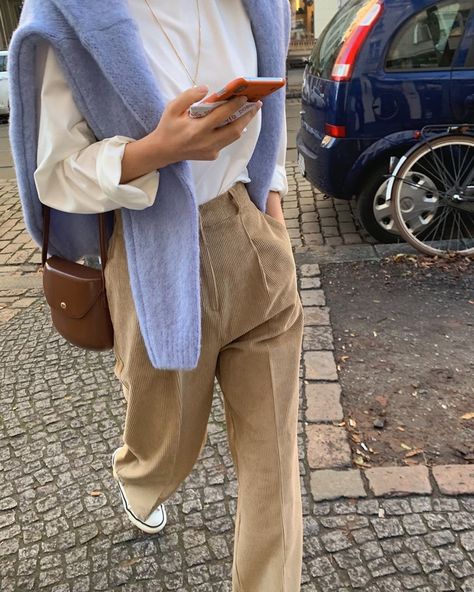 Khaki Courderoy Pants Outfits, Curdoroy Pants Outfit Womens, Cord Trousers Outfit, Corduroy Pants Outfit Winter, Corduroy Pants Outfit Aesthetic, Beige Corduroy Pants Outfit, Beige Trousers Outfit Casual, Courderoy Pants Outfits Women, Corduroy Pants Outfit Women