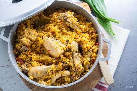 Arroz con pollo is a classic Puerto Rican comfort food inspired by Spanish paella. Using sofrito (recaito) and annato oil makes this truly Puerto Rican. Con Pollo Chicken, Puerto Rican Chicken, Chicken Fricassee, Puerto Rican Dishes, Puerto Rican Recipes, Mexican Chicken, Porto Rico, Chicken And Rice, Easy Dishes