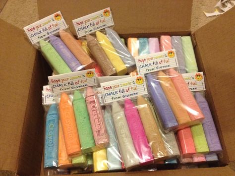 Last Day of School Summer Chalk gifts for classmates. #thankyoupinterest Last Day Of School Gifts, Graduation Crafts Preschool, School Gifts For Kids, Kids School Organization, Gifts For Classmates, Kids School Gifts, Preschool Graduation Gifts, Class Treats, Preschool Teacher Gifts