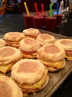 Great idea for make-ahead breakfast that you can throw to the kids as they walk out the door. Egg McMuffins to go can feed a crowd! To Go Breakfast Ideas, To Go Breakfast, Breakfast Ideas For A Crowd, Pan Relleno, Breakfast For A Crowd, Breakfast Board, English Muffins, Cooking For A Crowd, What's For Breakfast