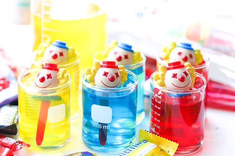 Creepy Clown Jell-O Shots 🎃#halloween #party 🍸#cocktails #jelloshots Halloween Party Cocktails, Halloween Jello Shots, Haunted Carnival, Christmas Drinks Recipes, Jell O Shots, Halloween Drink, Party Cocktails, Halloween Clown, Mystery Party