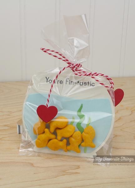 you're fin-tastic treat bags Kindergarten Gifts For Kids, Beach Treats, Disney Diy Crafts, Business Branding Inspiration, Kindergarten Gifts, Classroom Treats, Sea Birthday Party, Candy Crafts, Quick Snack