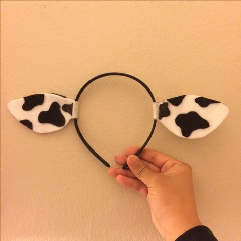 Black and white felt cow ears - stick two pieces together with fabric glue onto black headband :) very comfortable and cute Diy Cow Horns Headband, How To Make Cow Ears Headband, Cow Headband Diy, Cow Ear Headbands, Diy Cow Ears Headband, Diy Cow Ears, Cow Headband Craft, Cow Utters, Easy Cow Costume