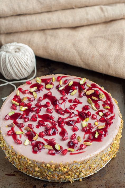 Pomegranate Cheesecake - GastroSenses Pomegranate Cheesecake, Pomegranate Dessert, Unique Cheesecake, Pomegranate Sauce, Pomegranate Recipes, Cheesecake Recipes Classic, Classic Cheesecake, Cheesecake Recipe, Puddings