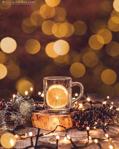 Christmas Cup Photography, Holiday Still Life Photography, Xmas Product Shoot, Christmas Food Photography Photo Ideas, Christmas Product Shoot Ideas, Thanksgiving Product Photography, Christmas Time Photography, Winter Product Photography, Christmas Product Photoshoot